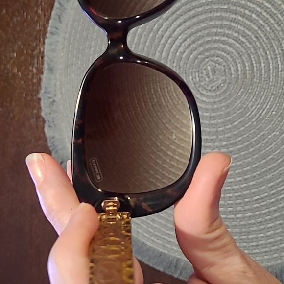 Coach HC 8076 L067 Laurin dark tortoise brown gradient sunglasses with clam case - Picture 7 of 14